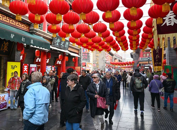 2026年3月3日，入境旅客在天津古文化街游览。新华社记者孙凡越 摄
