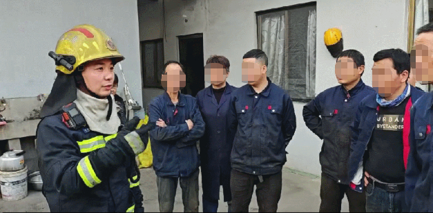 消防员在现场开设“火场小课堂”。图源：浙江消防 