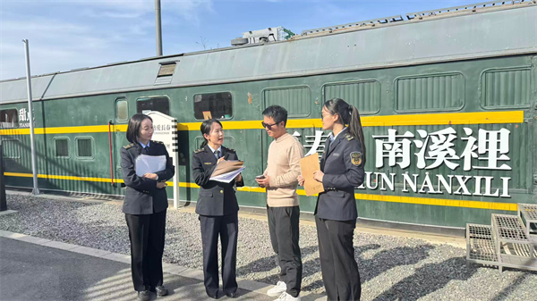 工作人员在南溪里文旅小镇走访