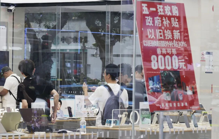 5月8日，在华强北商圈，不少市民正在选购电子商品。深圳特区报&读特记者 杨浩翰 摄