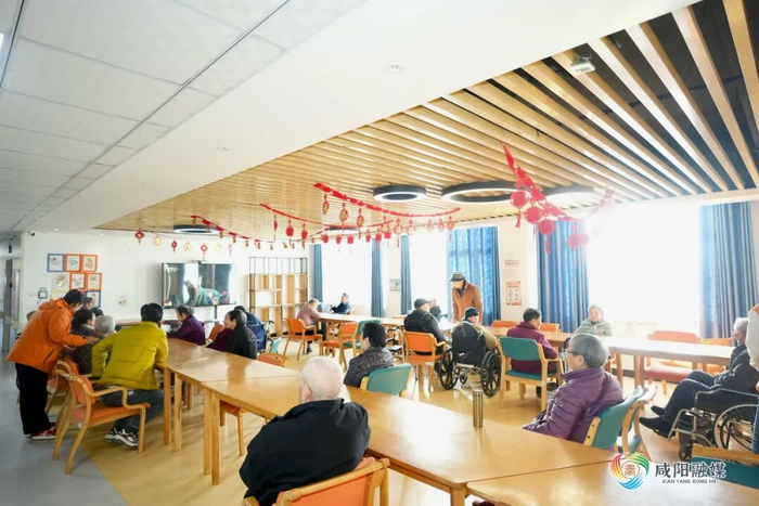 在咸阳不老帮智慧健康养老中心，老人们在休息区看电视。（资料图）