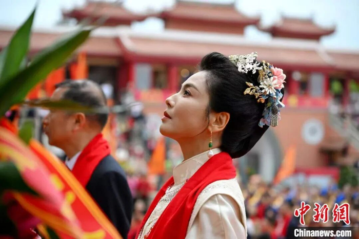 图为演员、妈祖文化全球推广大使刘涛参加湄洲妈祖祖庙纪念妈祖诞辰1066周年大会暨春祭大典。中新社记者 吕明 摄