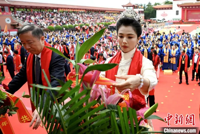 图为妈祖文化全球推广大使刘涛（右）等嘉宾为妈祖敬献花篮。中新社记者 吕明 摄