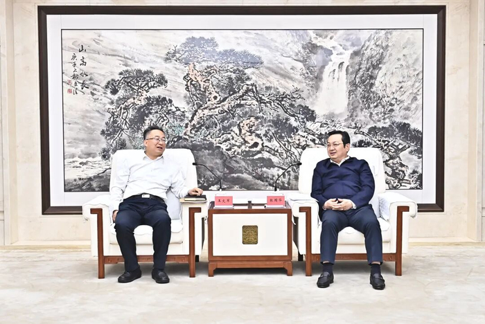 张国华与中国冶金地质总局党委副书记、局长王文军一行举行工作座谈。刘向阳摄