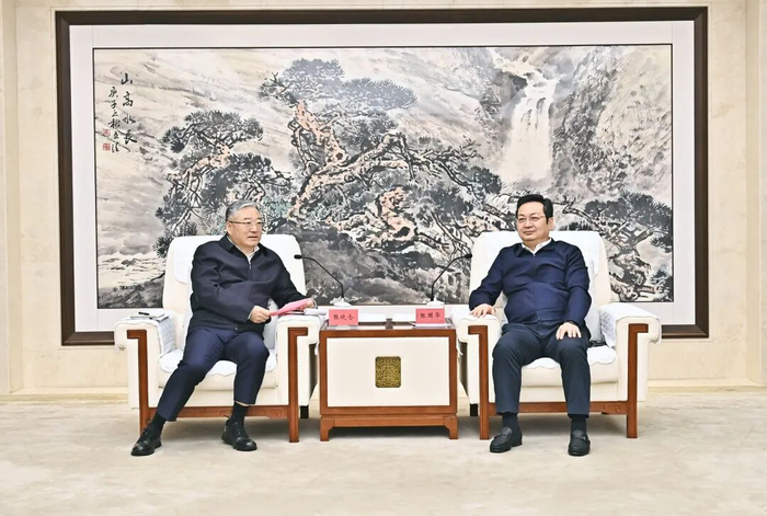 张国华与中国机械工业集团有限公司党委书记、董事长张晓仑一行举行工作座谈。刘向阳摄