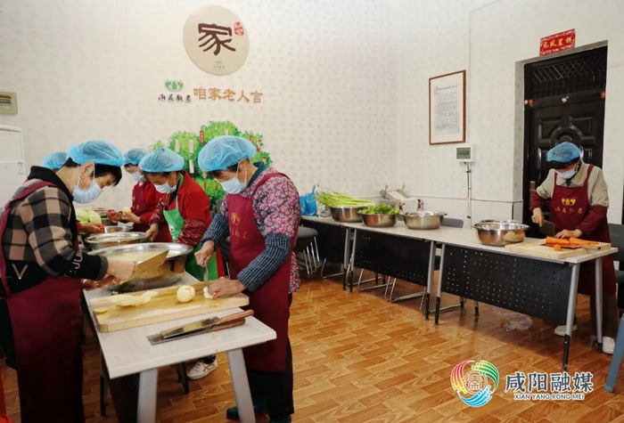 秦都区双照街道庞南刘村雨花敬老幸福院，工作人员正在为辖区老人准备午餐。