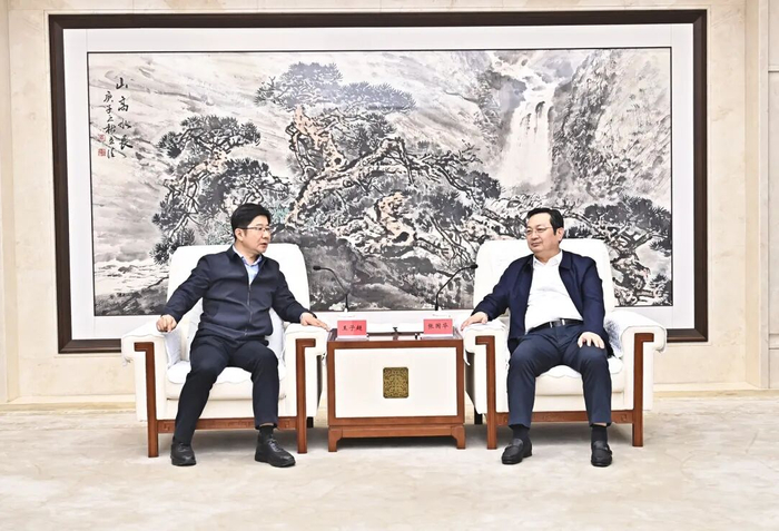 张国华与国家能源投资集团党组成员、副总经理王子超一行举行工作座谈。刘向阳摄