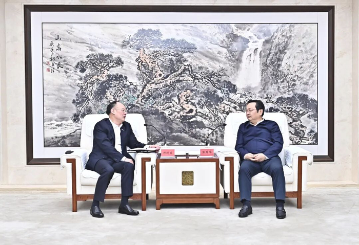 张国华与‌中国第一汽车集团有限公司党委书记、董事长‌邱现东一行举行工作座谈。刘向阳摄