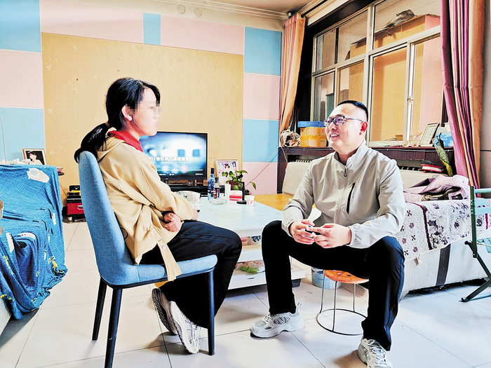     今年4月，张海忠（右）在石家庄新华区入户了解困境儿童需求。受访者供图
