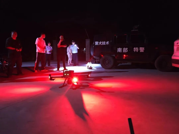 南部警方搜寻的警用装备。