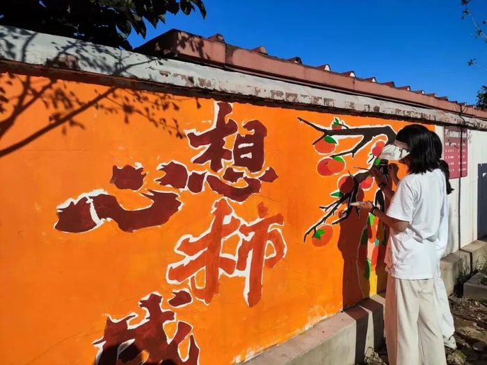 ▲北京建筑大学学生为大峪沟村文化墙设计墙画。图/前线客户端