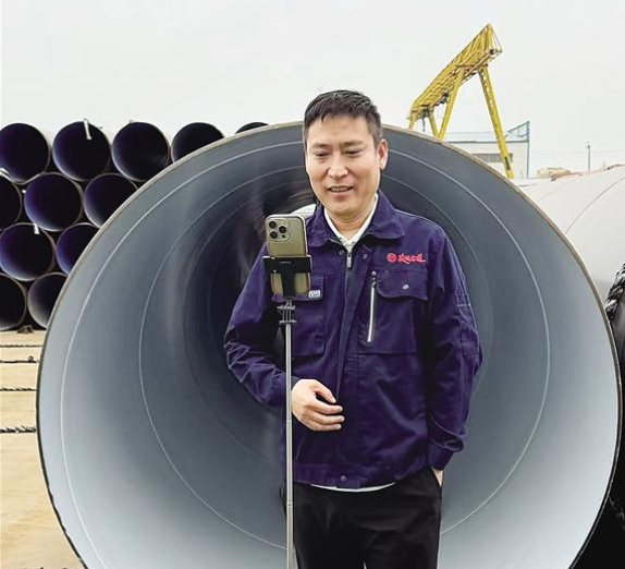 工作人员直播带货。通讯员 摄