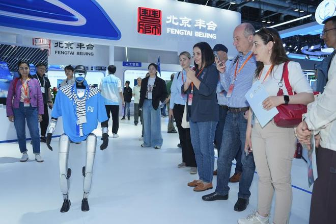 人形机器人在北京科博会展台表演，吸引中外观众驻足观看。（图/科博会官网）