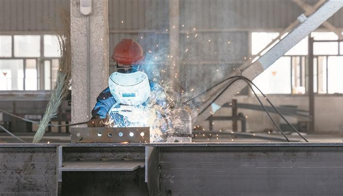     4月19日，二师铁门关市天洋新材料有限公司钢结构生产车间内，工人在进行焊接作业。    兵团日报常驻记者  魏承亿  摄