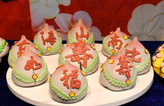 祝寿花馍。西海新闻记者 何耀军 摄
