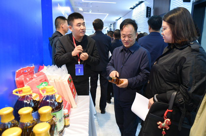 西宁冷凉蔬菜受到客商关注。西海新闻记者 邓建青 摄