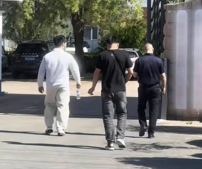 榴莲卖家“程大叔”和“欧克大哥”等在山东德州寻找证据维权。视频截图