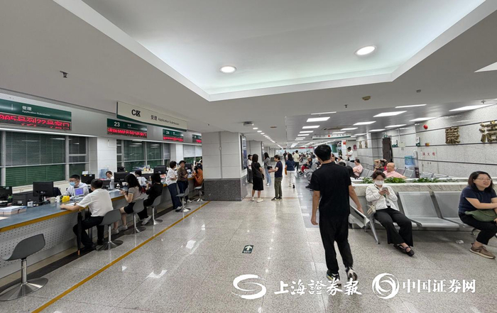    广州市不动产登记中心坐满了等待办理房产过户手续的市民。记者 周亮 摄  