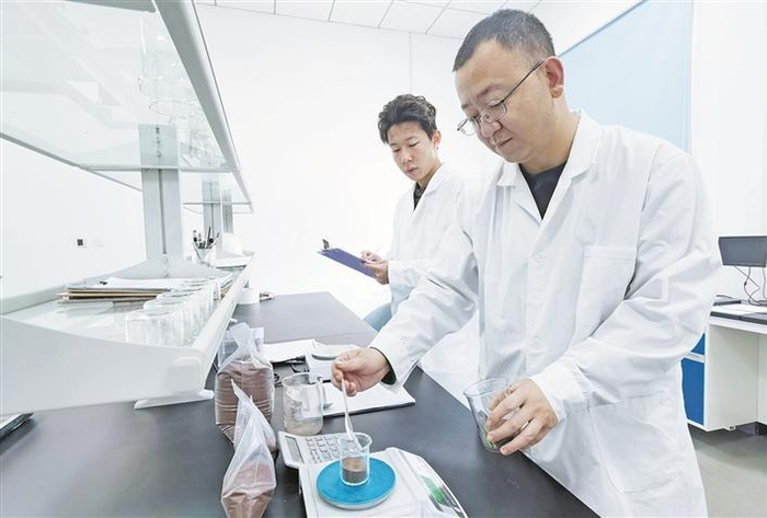     4月19日，新疆瑞克沃新材料有限公司技术中心研发人员在进行压裂支撑剂性能测试。    兵团日报常驻记者  王晓燕  摄