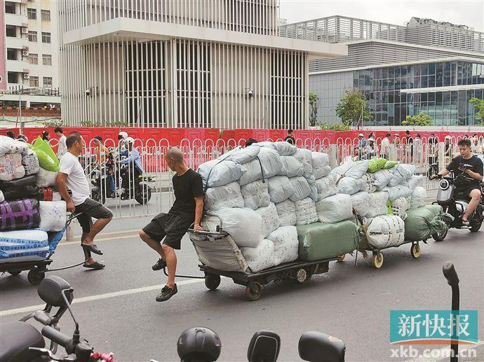 ■搬运工驾驶改装后的电动手拉车，在机动车道上逆行。