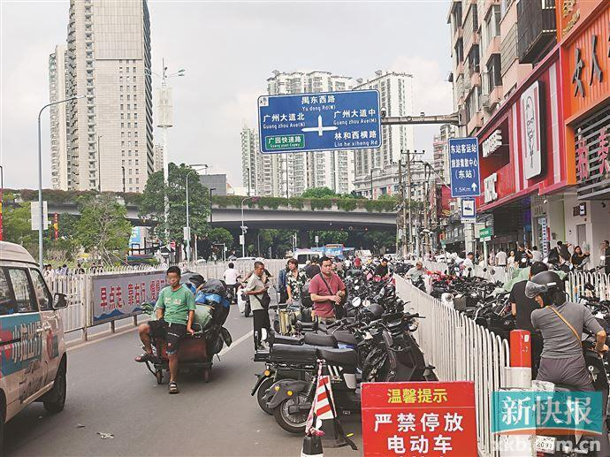 ■地铁沙河站A出口前路面，虽然有劝导标语，但乱停乱闯现象仍严重。