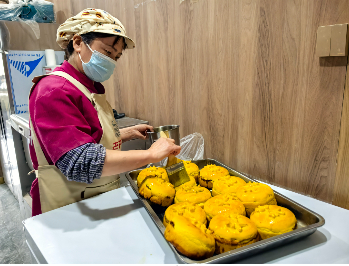 刚出炉的烤月饼。西海新闻记者 张昕岳 摄