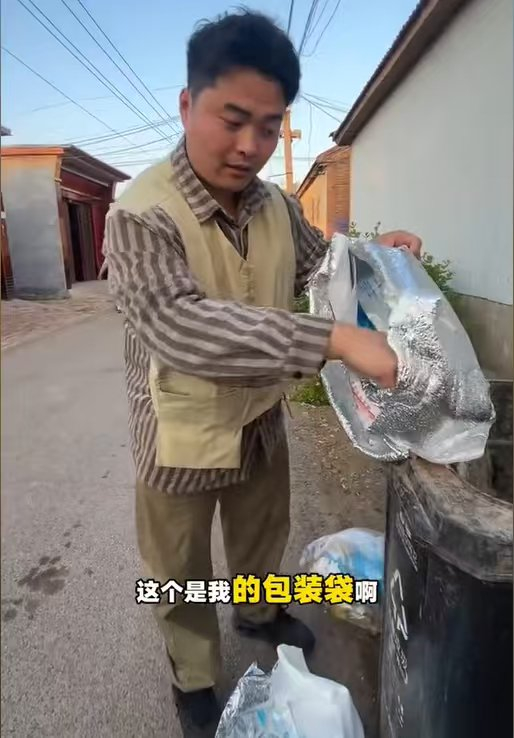 “程大叔”在垃圾桶翻证据。视频截图