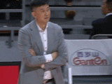 不慎追尾~翟晓川回防一不留神 撞到场边的广东主帅杜锋
