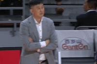 不慎追尾~翟晓川回防一不留神 撞到场边的广东主帅杜锋