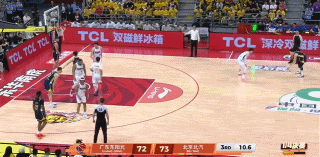 大意了没闪！斯佩尔曼生断胡明轩快攻压哨扣篮 激情锤篮架庆祝