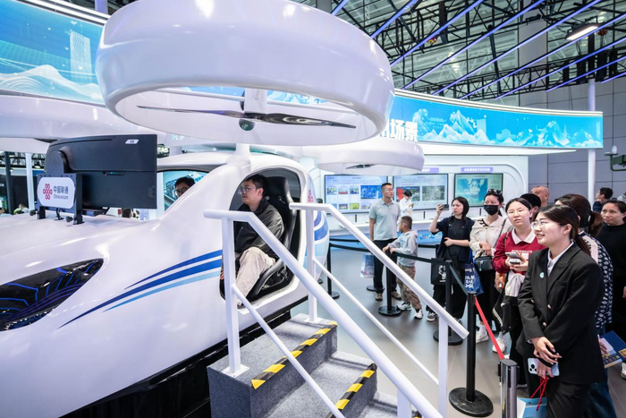 观众在第九届数字中国建设峰会现场体验区排队体验低空飞行器。新华社记者 高咏薇 摄