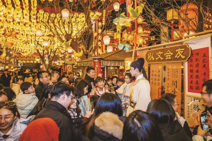 河头老街的“李白”与游客欢乐互动。 图片来源：唐山劳动日报