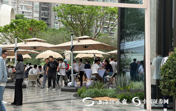    5月5日下午4时许，在保利海韵售楼部门口等待入场的看房者。记者 何治民 摄  