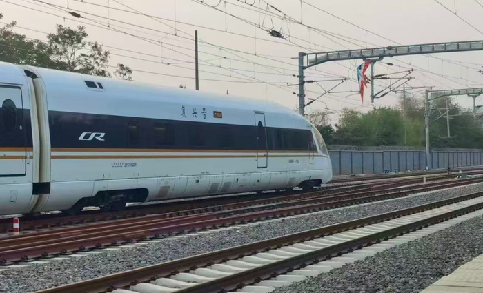2023年4月19日，高铁接触网上的一直硕大风筝将G995次高铁逼停在北京朝阳站外。路炳阳/摄影