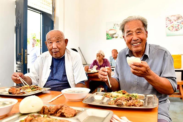 在山东省郓城县郓州街道王沙湾社区日间照料中心，老人们在食堂用餐。图源：新华社