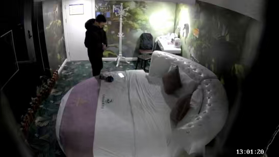 ▲周宁河发现一酒店房间被偷拍设备偷拍