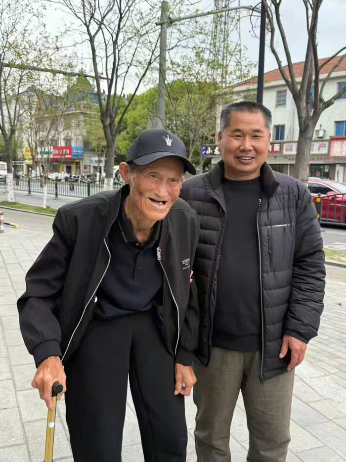 90岁的张中义老人和没有血缘关系的“儿子”闫长江重逢。受访者供图