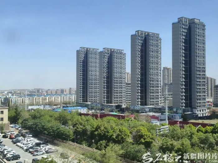 5月8日，乌鲁木齐市天空万里无云。高泉摄