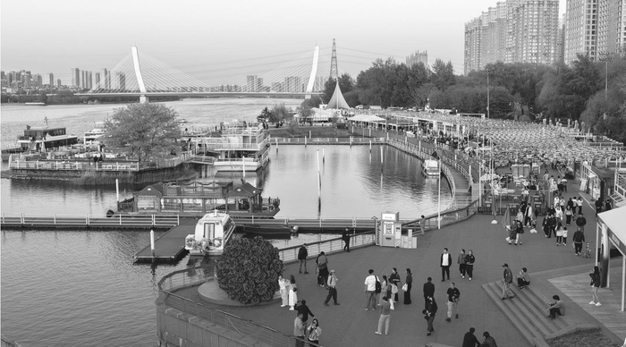         图为沈阳浑河外滩市集。 本报记者 杨靖岫 摄