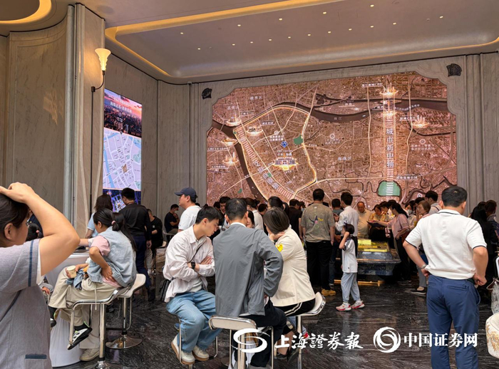    保利海韵售楼部内挤满了前来看房的市民。记者 何治民 摄  
