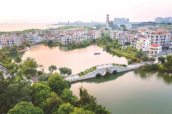 近年来，厦门市翔安区澳头村通过全方位水体治理，提升农村水环境质量和人居环境，老渔村变身新地标。本报记者 施辰静 摄