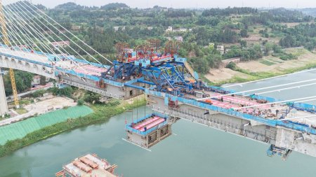 成达万高铁资阳沱江特大桥合龙施工现场。成达万高铁公司供图