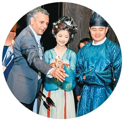 与会嘉宾在西安曲江大唐芙蓉园体验投壶。西安市委宣传部供图