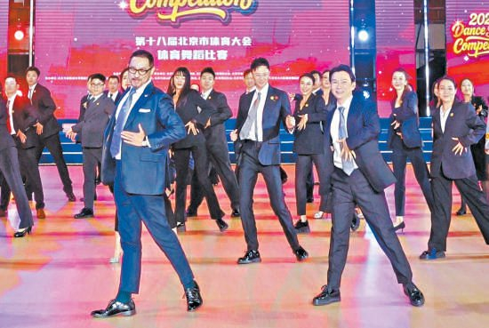 许文飙（前排左）现场与裁判们一起跳舞。 视频截图