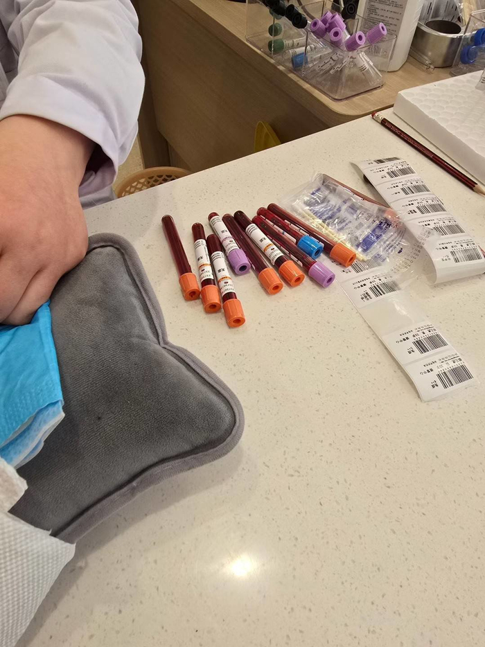 邵先生在医院做检查。
