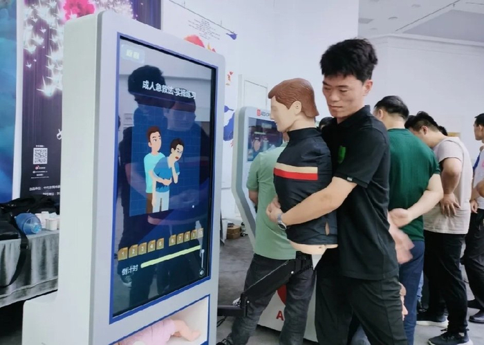 门店安全员参加急救培训。