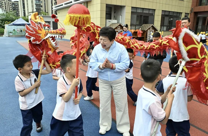 在绩溪县幼儿园吴家山校区，王琳达与孩子们互动。 中新社记者 韩苏原 摄 