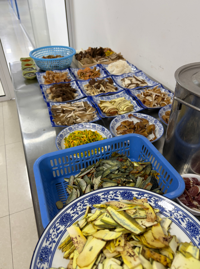 用一桌野生菌招待朋友，是云南人的最高礼仪。受访者供图