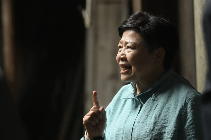 王琳达追忆父辈革命征程。中新社记者 韩苏原 摄 