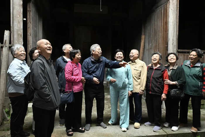 王琳达（右五）与家人一起在绩溪寻根。 中新社记者 韩苏原 摄 
